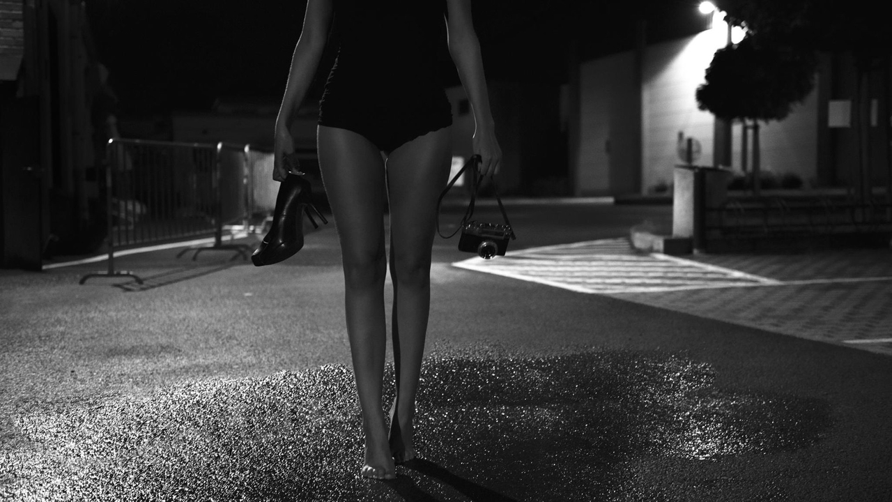 Night Cityspace Woman Sexy Legs Rain Road BW Девушка фотограф идет по мокрому асфальту ночного города