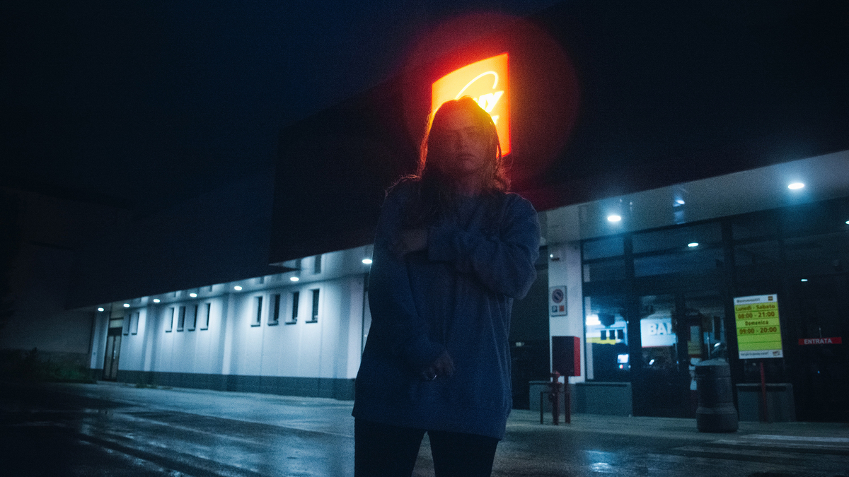 Woman Blue Cardigan Neon Night Store Девушка в синем джемпере стоит ночью перед ночным магазином ночью в городе на фоне неоновой вывески