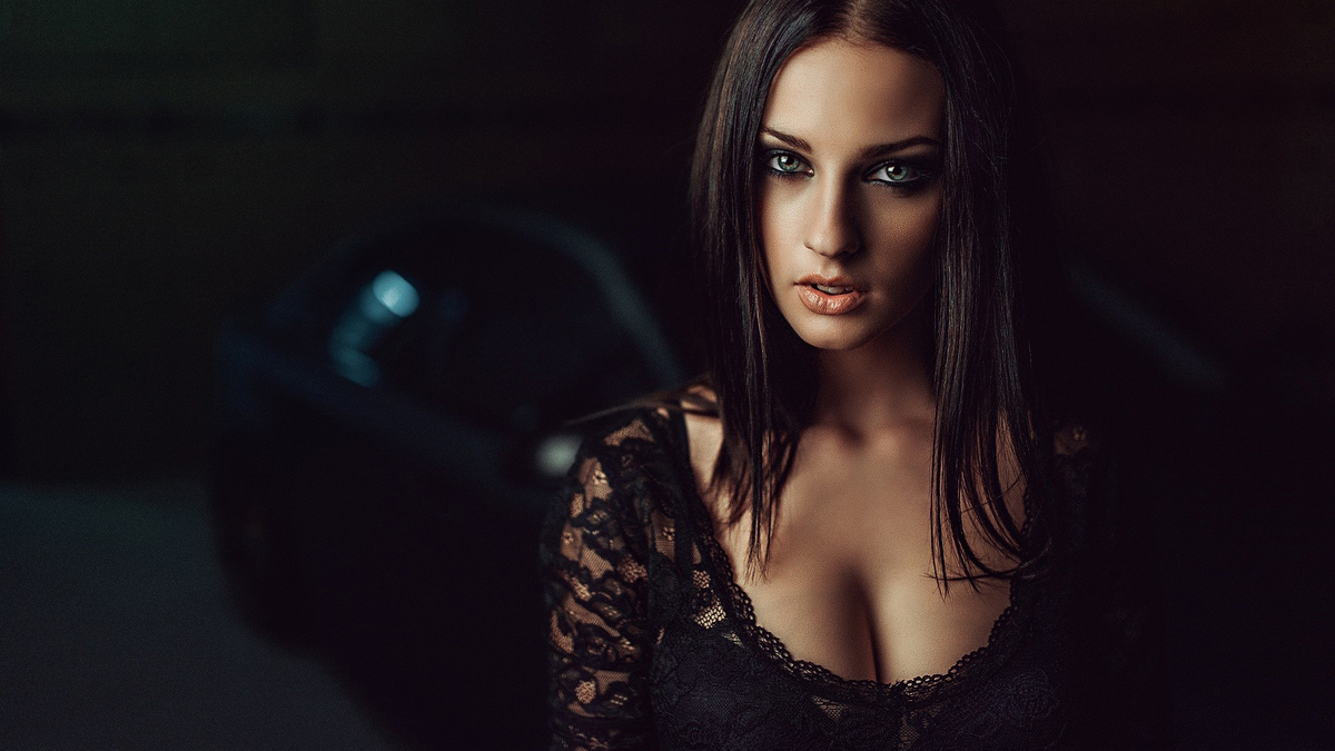 Woman Brunette Eyes View Black Car Девушка брюнетка на фоне черного автомобиля