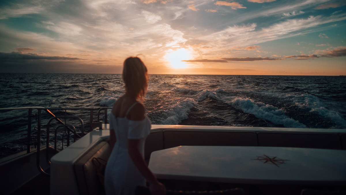 Woman Blonde Sunset Boat Ocean Sea Девушка блондинка на катере смотрит на закат солнца посреди океана моря