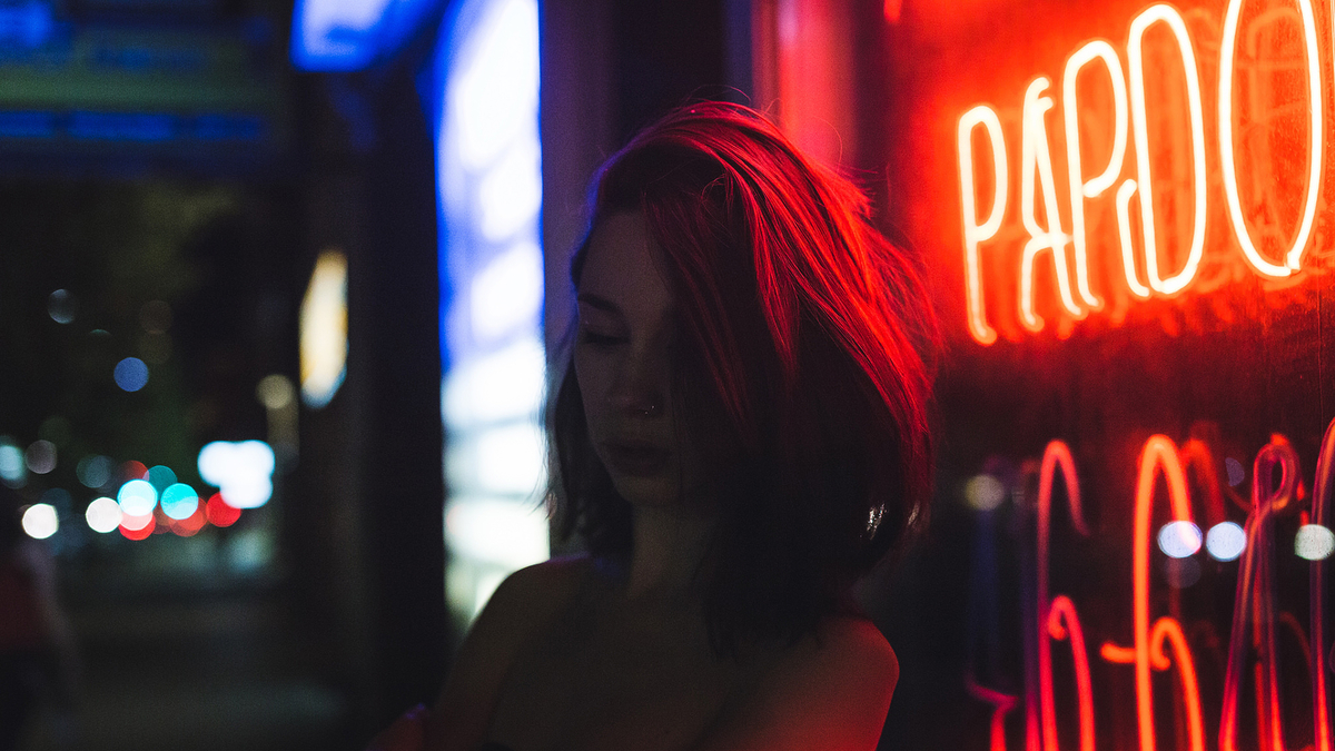 Urban Night City Woman Ghetto Street Neon Lights Девушка брюнетка с каре стоит на ночной улице в городе рядом с красной неоновой вывеской