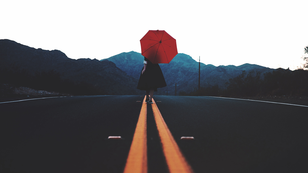 Road Woman Red Umbrella Mountain Девушка идет по дороге и держит на плече красный зонт на горизонте горы