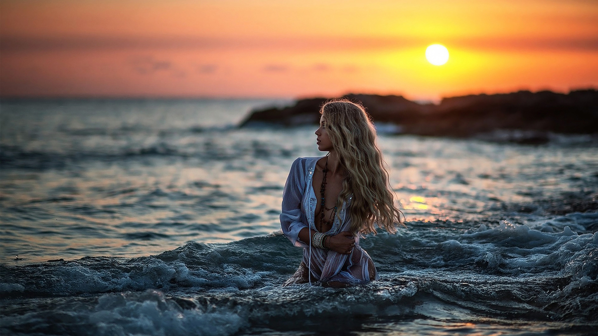 Woman Blonde Sunset Beach Ocean In Water Девушка блондинка сидит на берегу океана в воде в мокром прозрачном платье на фоне заката солнца