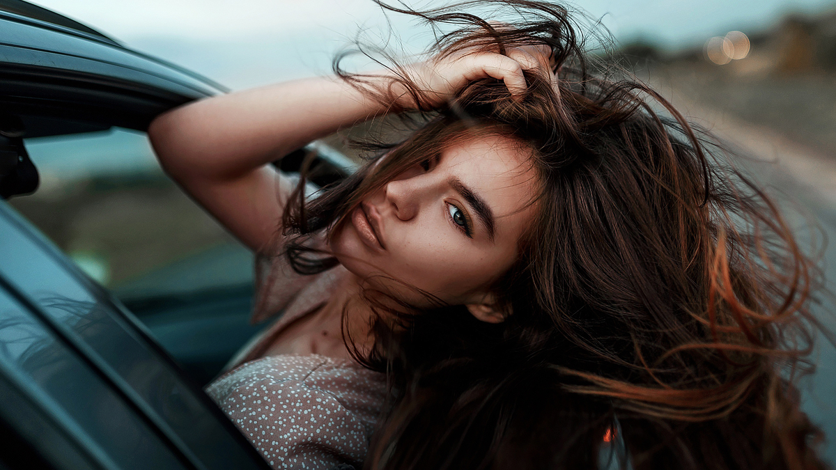 Woman Brunette Car Window Wind Hair Девушка брюнетка высунулась из машины в окно ветер развивает ее волосы по ветру