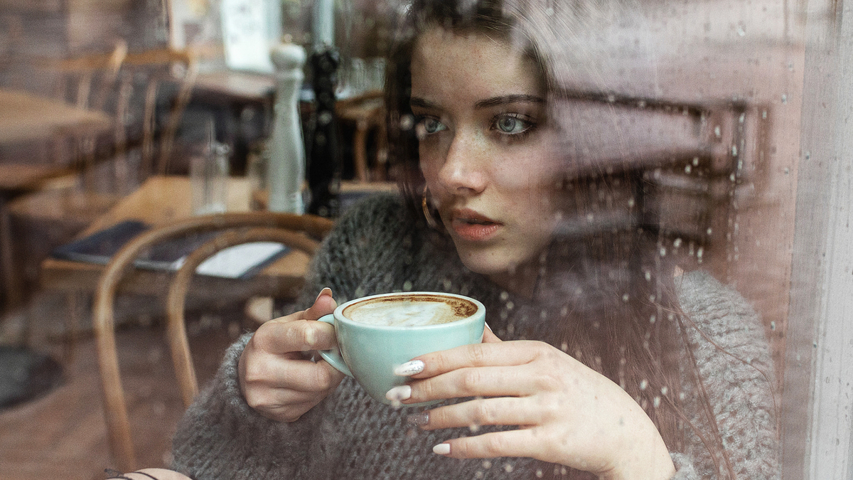 Woman Brunette Cafe Coffee Rain City Девушка брюнетка сидит в кафе и пьет горячий кофе смотрит в окно на улице идет дождь