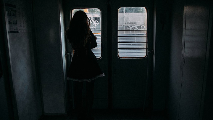 Woman Moscow Train Ghetto Dark Девушка стоит около окна в вагоне метро московского метрополитена, Москва метро гетто