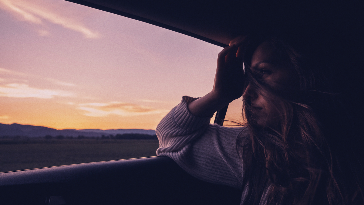 Woman Blonde Car Window Lanscape Sunset Девушка блондинка сидит в автомобиле и смотрит в окно на малиновый закат солнца пейзаж природы