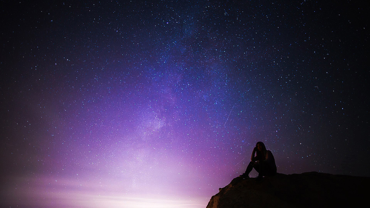 Night Starry Sky Stars Woman Sit Mountain девушка на фоне звездного неба