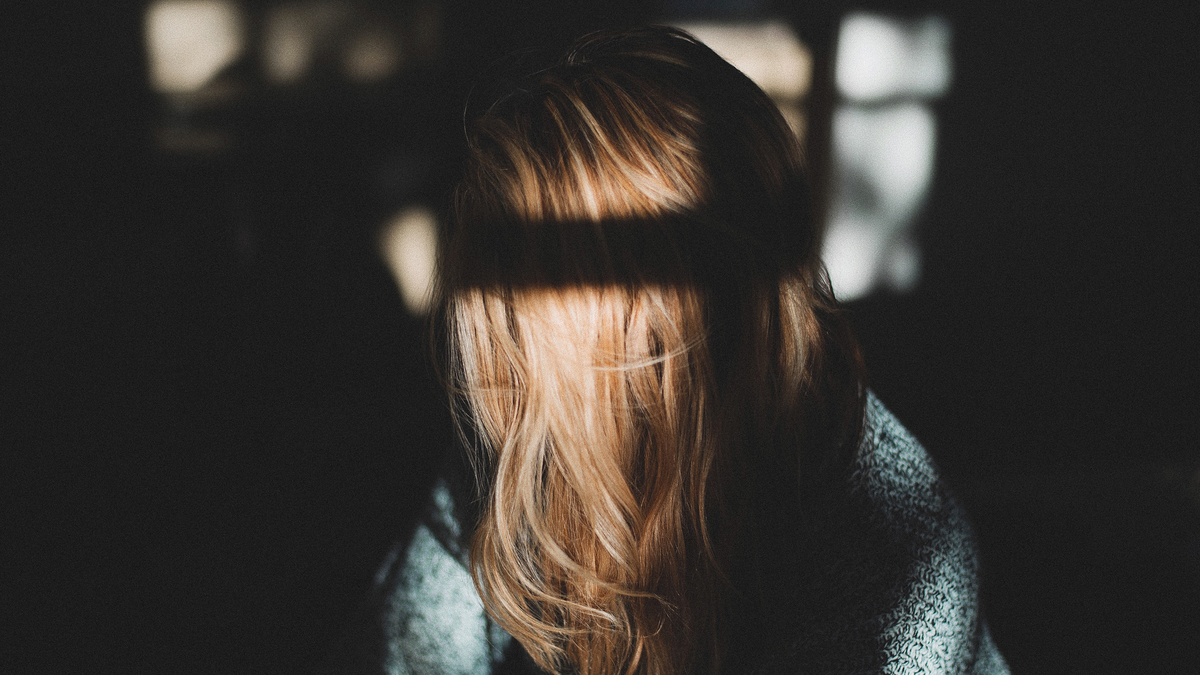 Woman Blonde Sunset Hair Sad Девушка блондинка сидит поникнув голову около окна во время заката солнца лучи