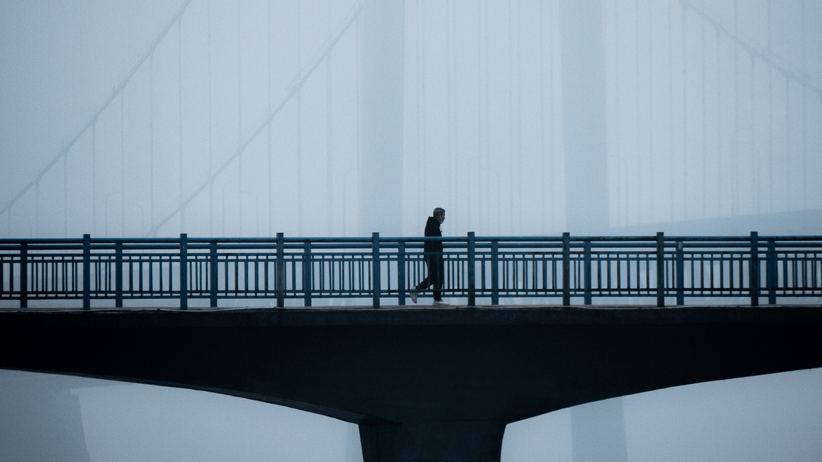 Fog Autumn Bridge Man Walk Alone Одинокий мужчина идет по мосту на фоне тумана