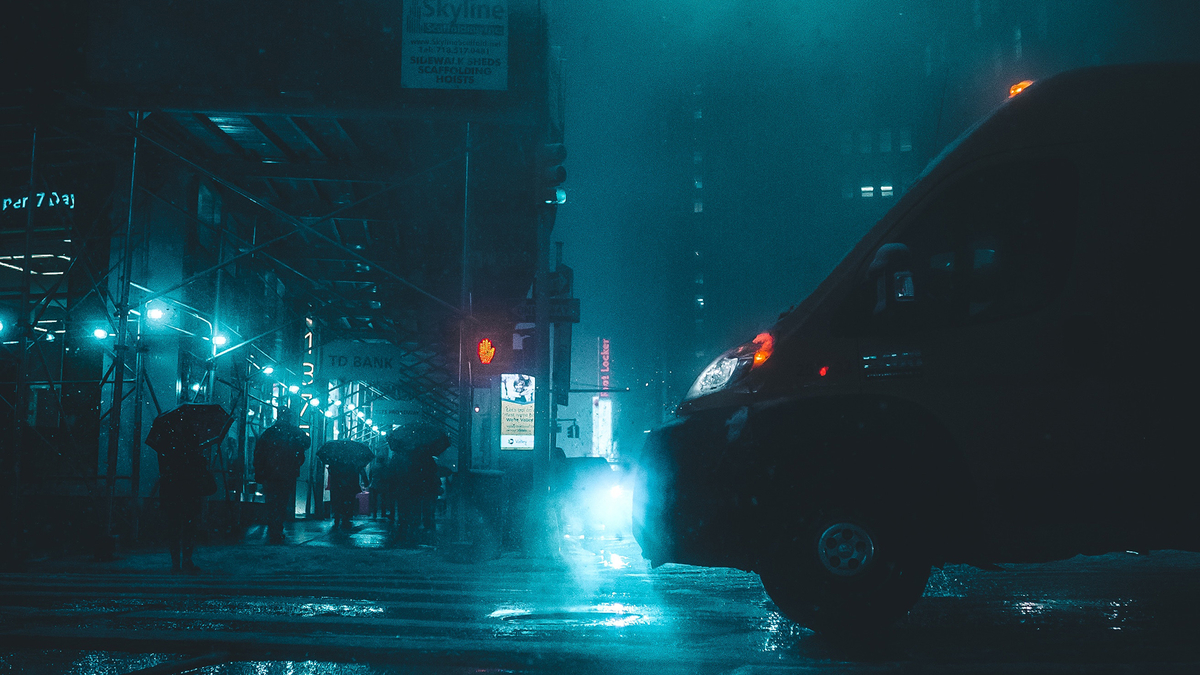 Urban Night City Rain Car Road People Cyan Темная холодная улица люди спешат по делам идет дождь под темное освещение улицы в туман выезжает автомобиль