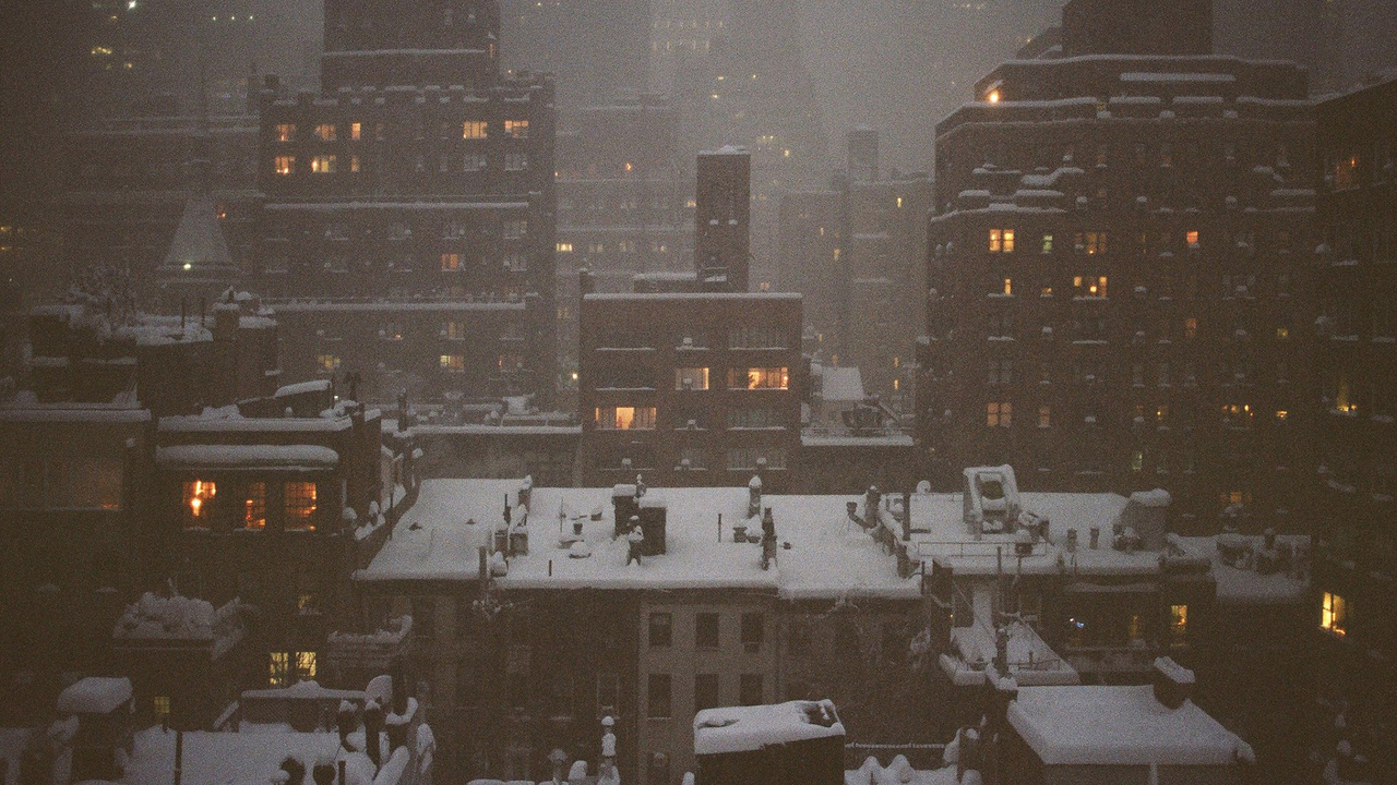 Urban Night Winter City New York NYC Snowy Lights Атмосферный двор в Нью Йорке, среди домов летит снег ночью, горит свет в окнах домов